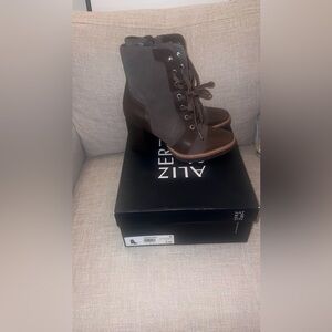 Nice casual booties. Great for the fall season.